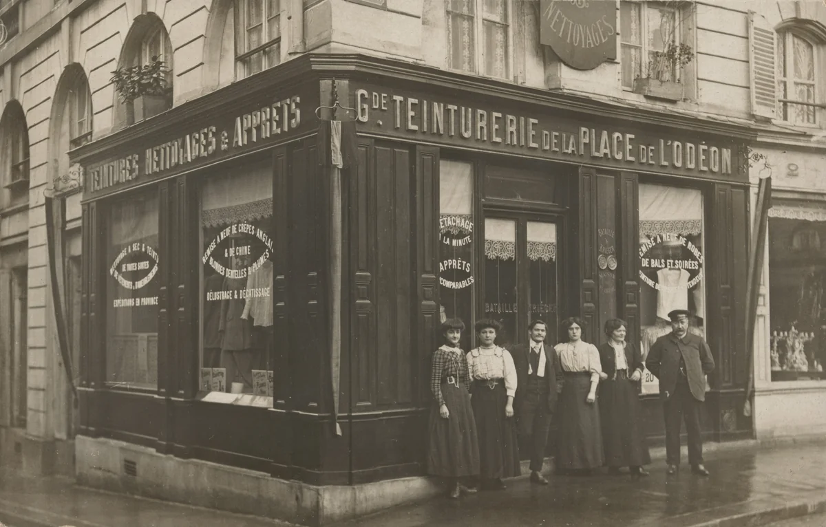 Gde Teinturerie de la Place de l’Odéon, Paris by Unidentified Photographer, photograph, 1910