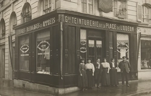 Gde Teinturerie de la Place de l’Odéon, Paris by Unidentified Photographer, photograph, 1910