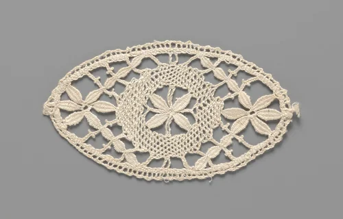 Motief van kloskant in de vorm van een ovaal met daarin een cirkel en drie bloemen by Sophia Gerardine Cenijn-Smit, other, 1914