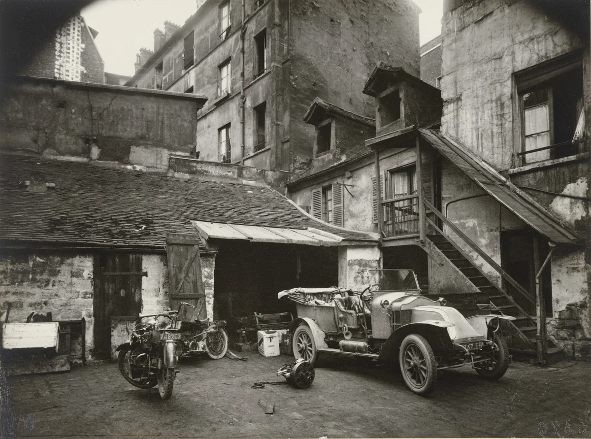 Cour, Rue de Valence by Eugène Atget, photograph, 1922