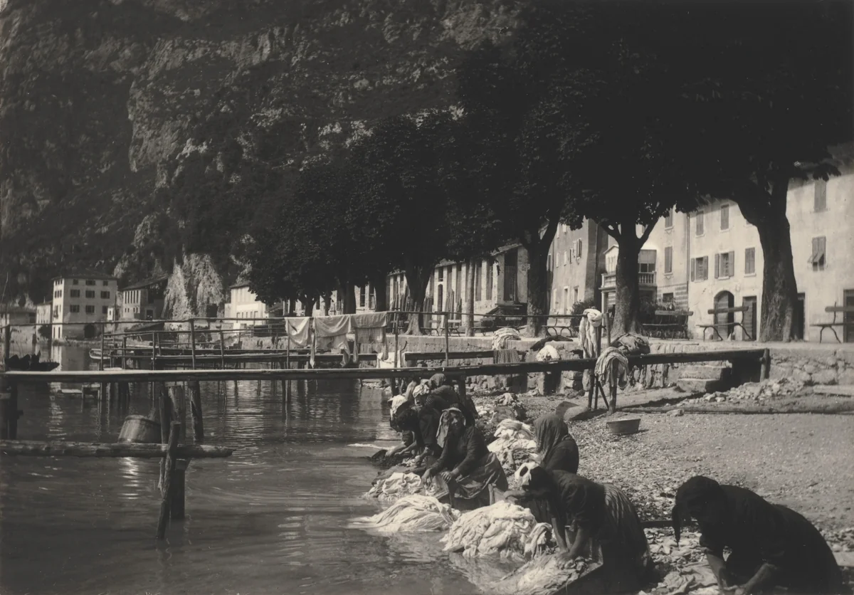 Washerwomen at Riva del Garda by Alfred Stieglitz, photograph, 1887