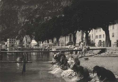 Washerwomen at Riva del Garda by Alfred Stieglitz, photograph, 1887