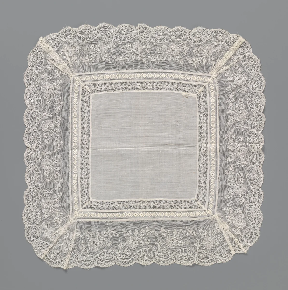 Zakdoek van batist met een drievoudige rand van kloskant en borduurwerk by anonymous, textile, 1800-1899