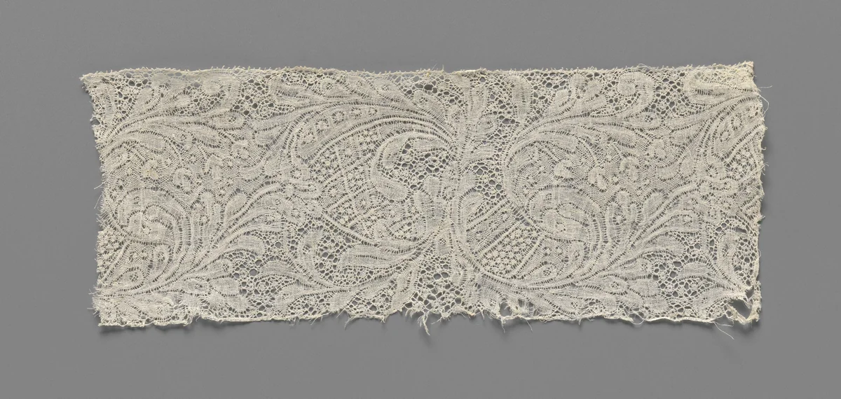 Strook kloskant met gevederde bladeren in grote bogen vanuit vijflobbig centrum by anonymous, other, 1715-1725