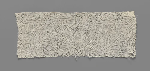 Strook kloskant met gevederde bladeren in grote bogen vanuit vijflobbig centrum by anonymous, other, 1715-1725