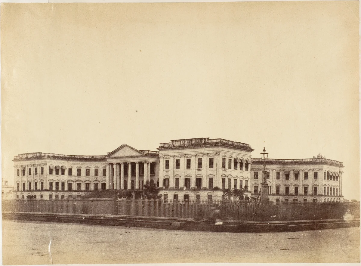 [Grand Entrance to the Government House, Calcutta] by R. B. Hill, photograph, 1850-1859