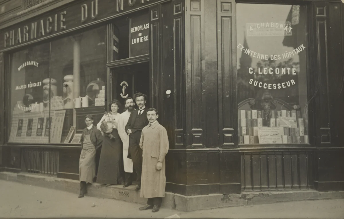 Pharmacie, Paris by Unidentified Photographer, photograph, 1905