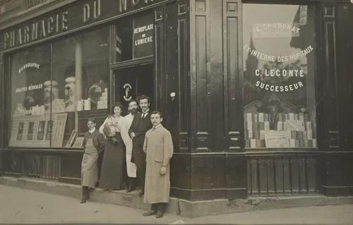 Pharmacie, Paris by Unidentified Photographer, photograph, 1905