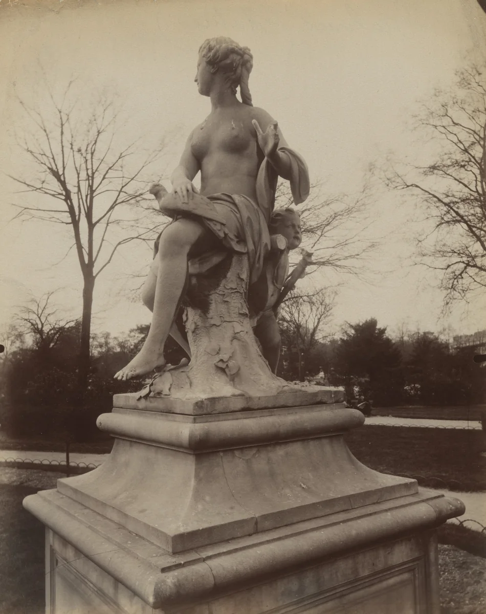 Tuileries - statue by Eugène Atget, photograph, 1911