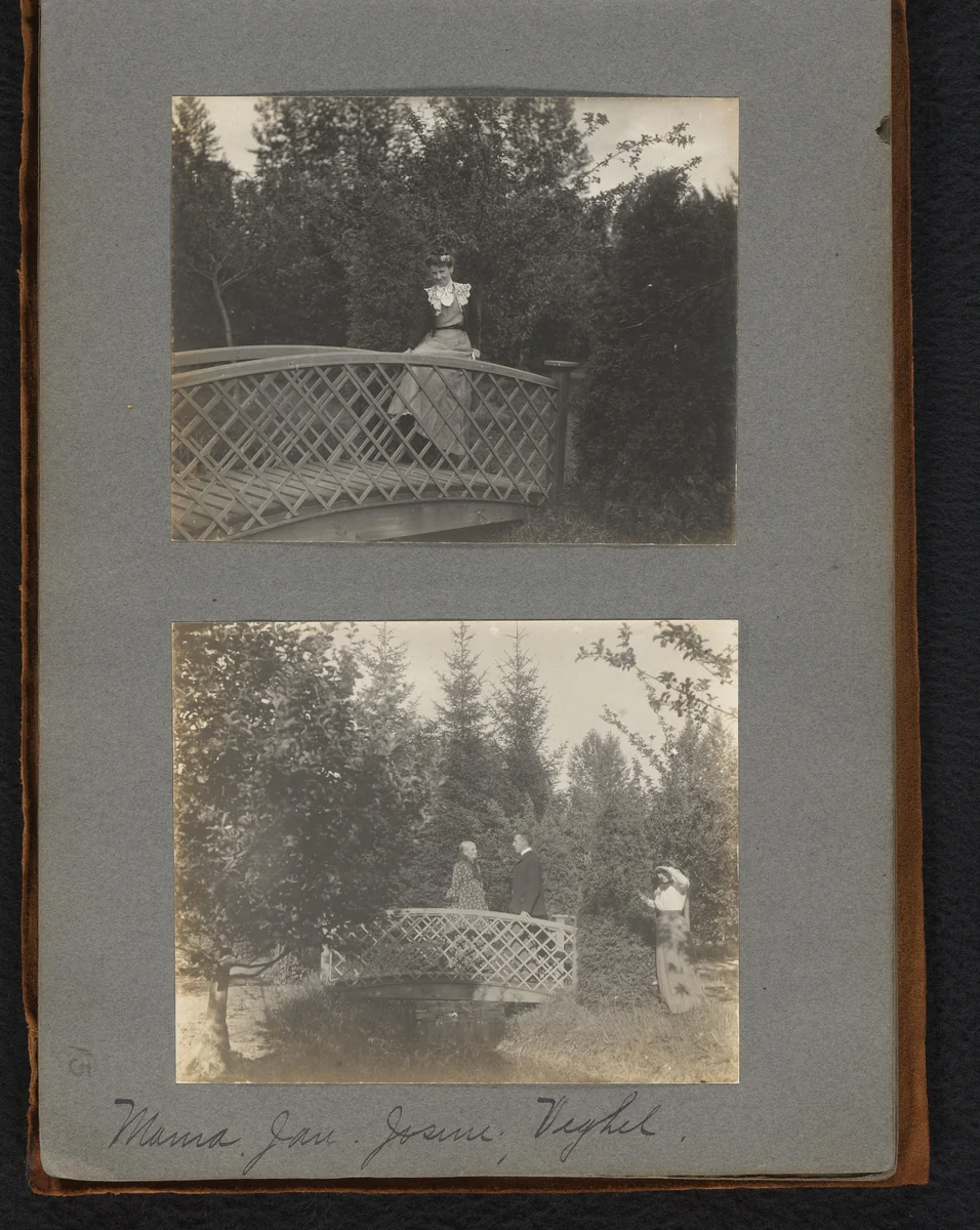 Portret van de vrouw van J. van der Mey, mogelijk Mary, en een portret van zijn of haar moeder, Jan en Josine op een tuinbrug in Veghel by Jan van der Mey, book, 1902