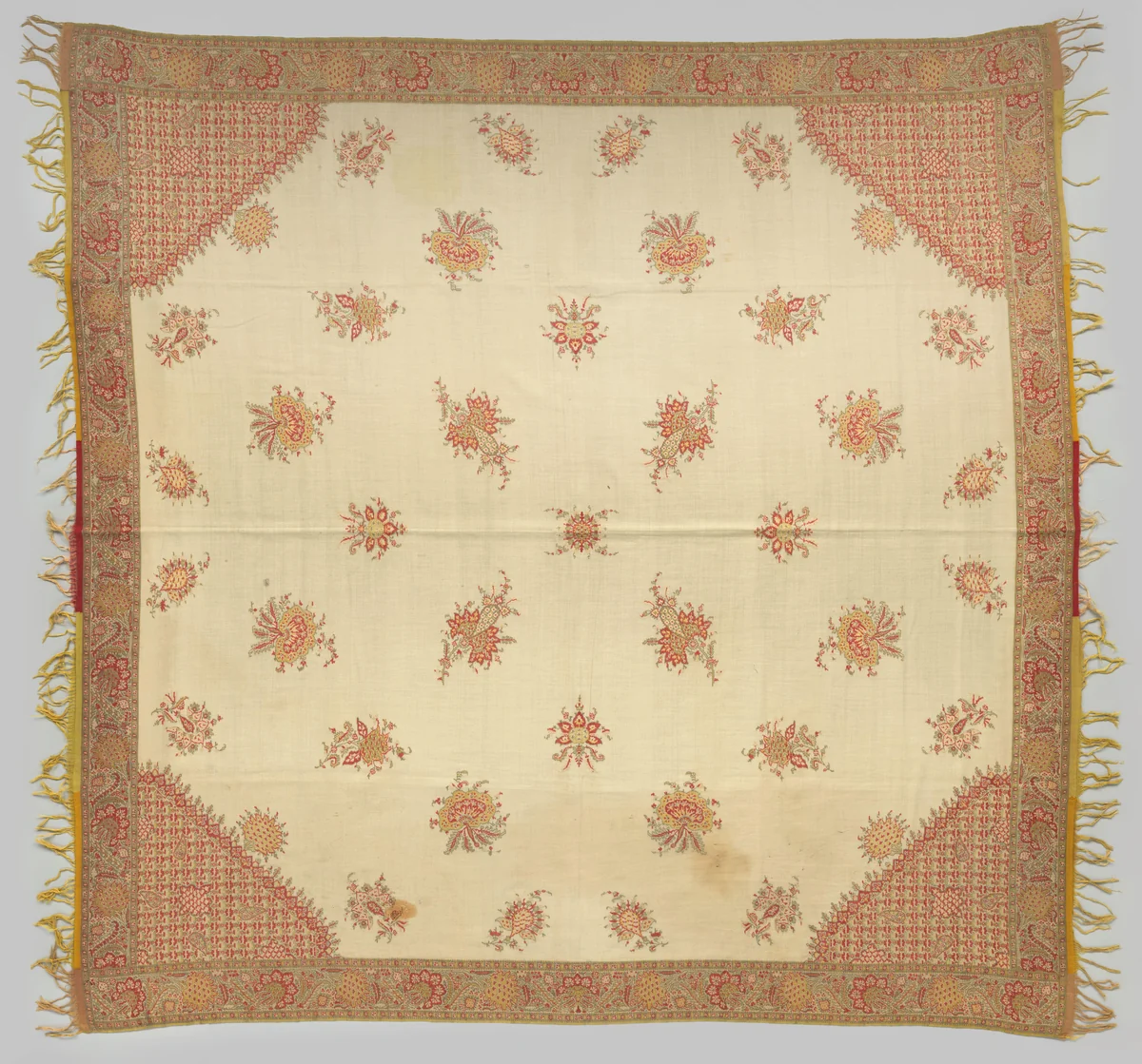 Vierkante kasjmiersjaal, met middenmotief met afgeschuinde hoeken, gevuld met losse bloemen by anonymous, textile, 1830-1840