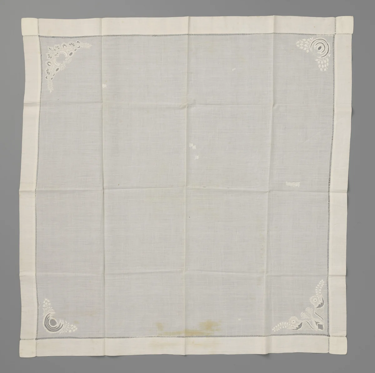Zakdoek van linnen batist, in de hoeken versierd met plumetisborduurwerk by anonymous, textile, 1840