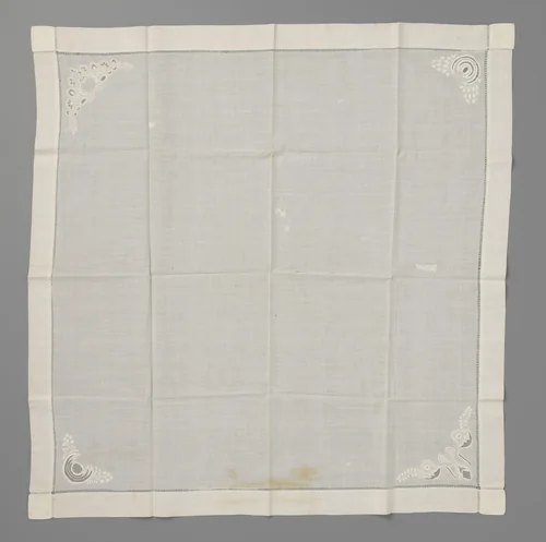Zakdoek van linnen batist, in de hoeken versierd met plumetisborduurwerk by anonymous, textile, 1840