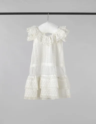 Een zomerjurk voor een klein meisje, van batist en broderie Anglaise stroken by anonymous, other, 1890