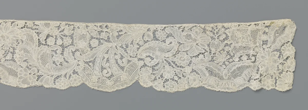 Strook kloskant met twee gehalveerde cartouches met brede gekartelde sierrand by anonymous, other, 1735