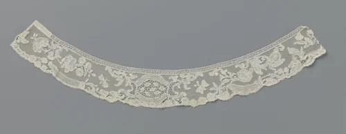 Strook van kloskant met insect aan weerszijden van een achthoekige cartouche by anonymous, other, 1735-1750