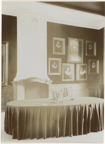 Interieur van de regentenkamer van het hofje Meermansburg, Oude Vest 159, Leiden by Richard Tepe, photograph, 1900-1940