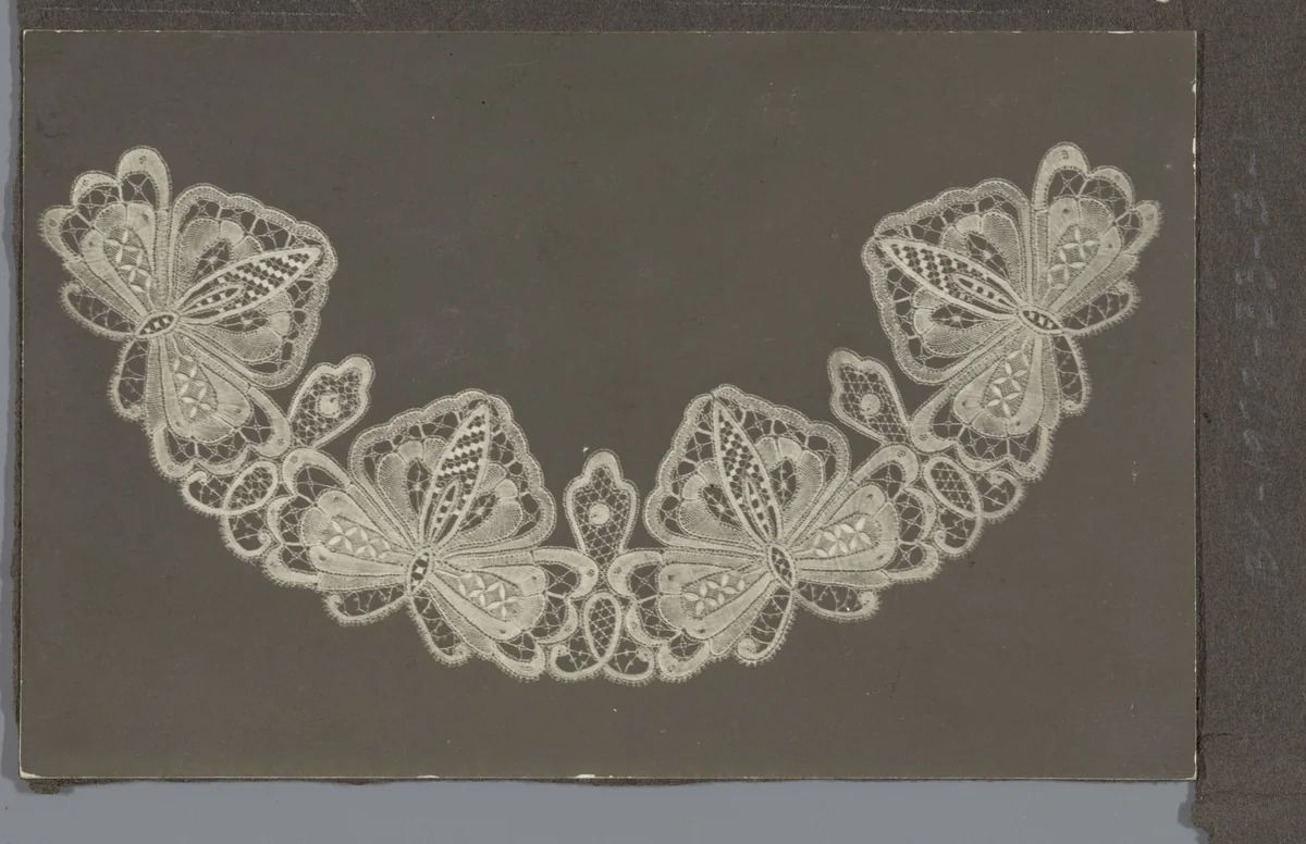 Foto van een kanten kraag of waaierblad met vier vlinders by anonymous, photograph, 1900-1924