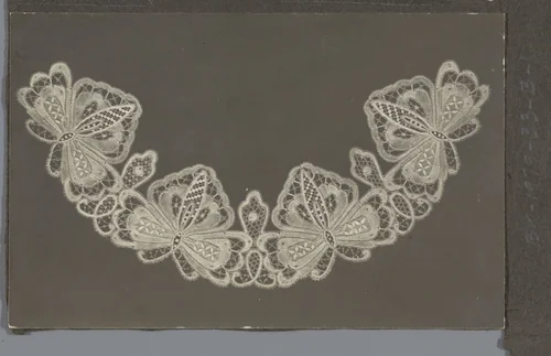 Foto van een kanten kraag of waaierblad met vier vlinders by anonymous, photograph, 1900-1924