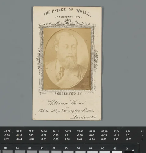 Reclame voor de meubelzaak van William Waine in Londen met fotoreproductie van een portret van Edward VII by anonymous, photograph, 1872