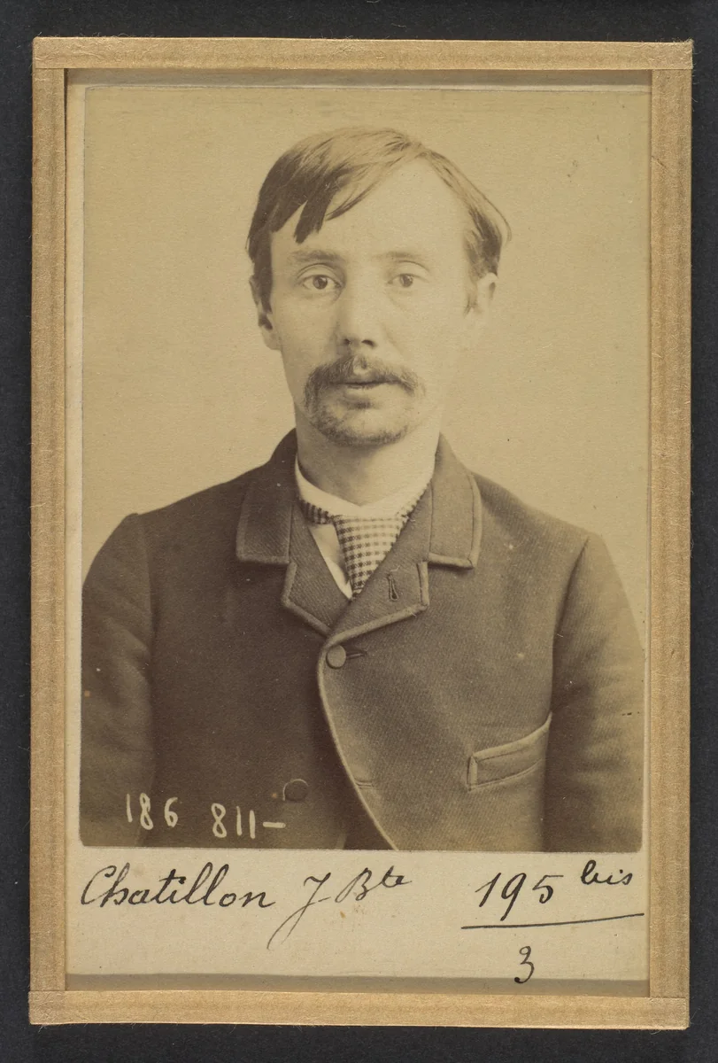 Chatillon. Jean-Baptiste. 31 ans, né à Toiseron des Minard (Cher). Employé de commerce. Note du cabinet. 10/5/82 by Alphonse Bertillon, photograph, 1882