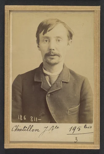Chatillon. Jean-Baptiste. 31 ans, né à Toiseron des Minard (Cher). Employé de commerce. Note du cabinet. 10/5/82 by Alphonse Bertillon, photograph, 1882