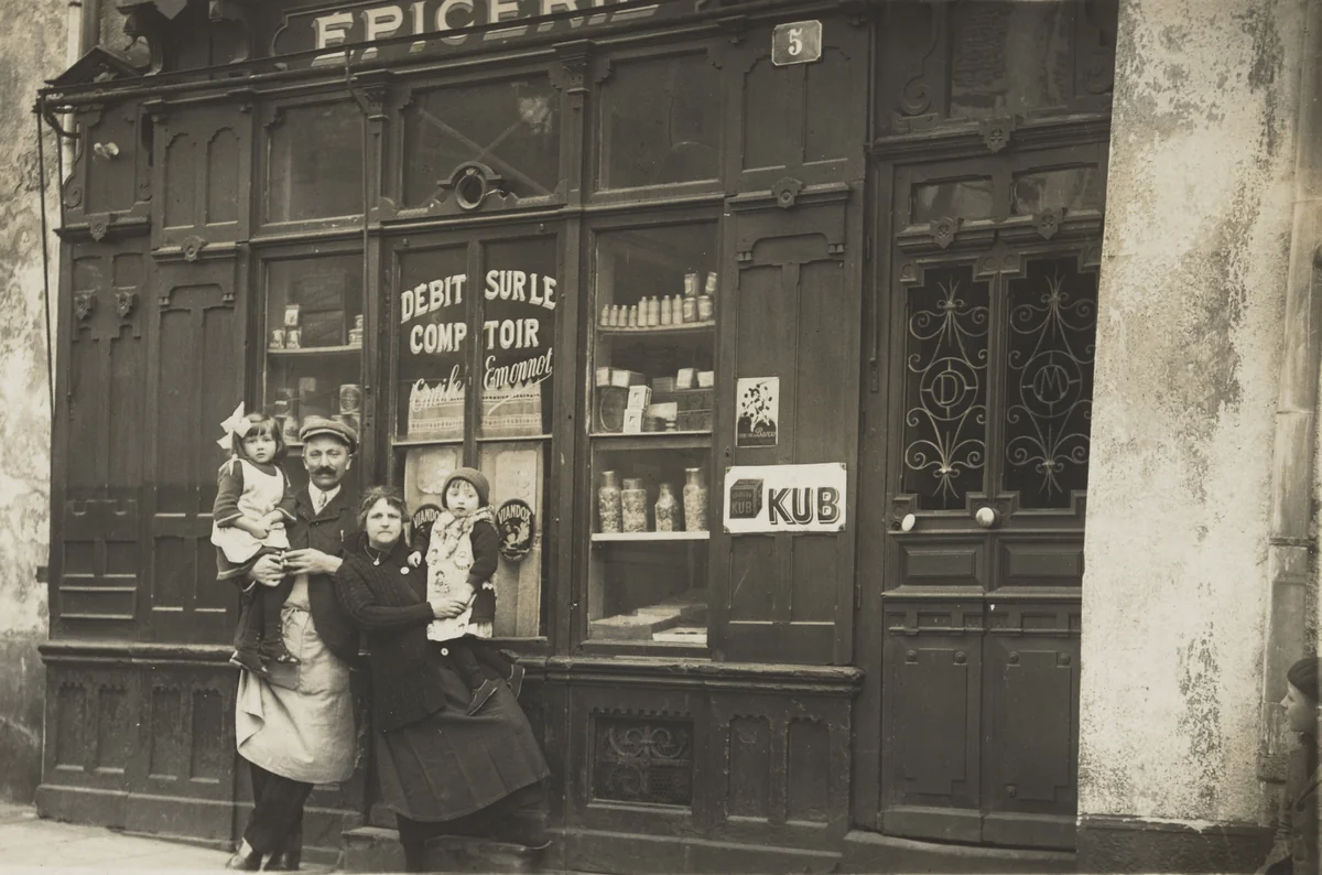 Épicerie Emonnot, Émile Emonnot, Débit sur le comptoir by Unidentified Photographer, photograph, 1905