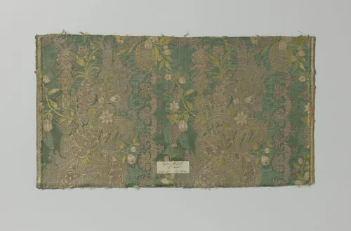 Fragment veelkleurige gebrocheerde zijde by anonymous, textile, 1600-1699