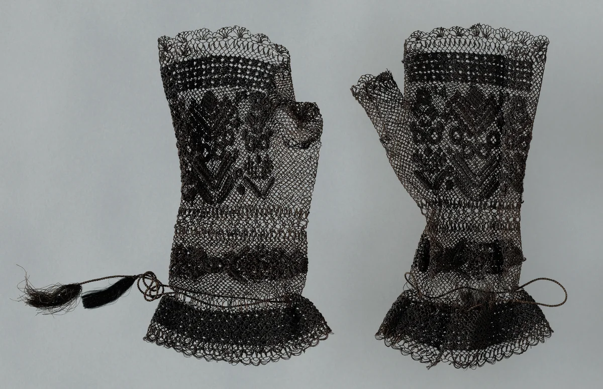 Pair of Mittens by England or France, textile, 1840-1860