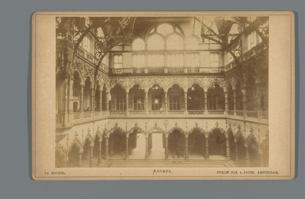 Interieur van het beursgebouw te Antwerpen by anonymous, photograph, 1860-1890