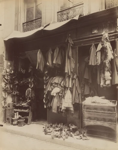 Brocanteur. 4 rue des Anglais by Eugène Atget, photograph, 1910