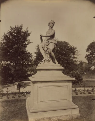 Tuileries - statue by Eugène Atget, photograph, 1911