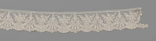 Strook naaldkant met hangende klokjes tussen c-voluten by anonymous, other, 1860-1870