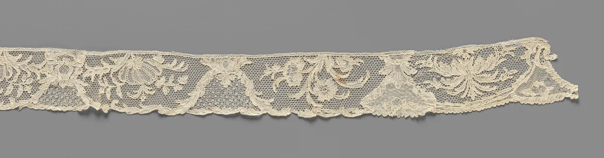 Strook naaldkant met symmetrische compositie van klokvormige velden gevormd door acanthusbladeren en grote bloemen by anonymous, other, 1750-1760