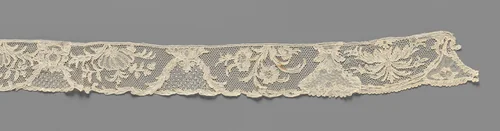 Strook naaldkant met symmetrische compositie van klokvormige velden gevormd door acanthusbladeren en grote bloemen by anonymous, other, 1750-1760