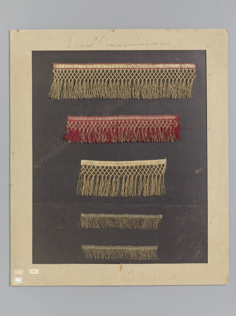 Vijf goudkleurige passementen met franjes op karton by anonymous, other, 1700-1899