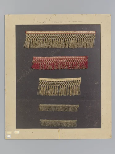 Vijf goudkleurige passementen met franjes op karton by anonymous, other, 1700-1899