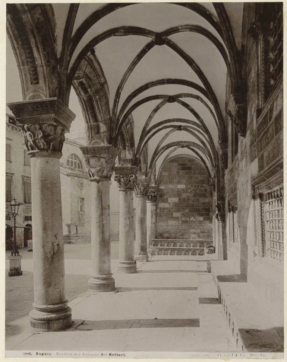 Zuilengalerij van het Paleis van de Rector te Dubrovnik by anonymous, print, 1889-1910