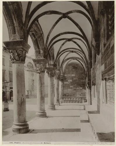 Zuilengalerij van het Paleis van de Rector te Dubrovnik by anonymous, print, 1889-1910