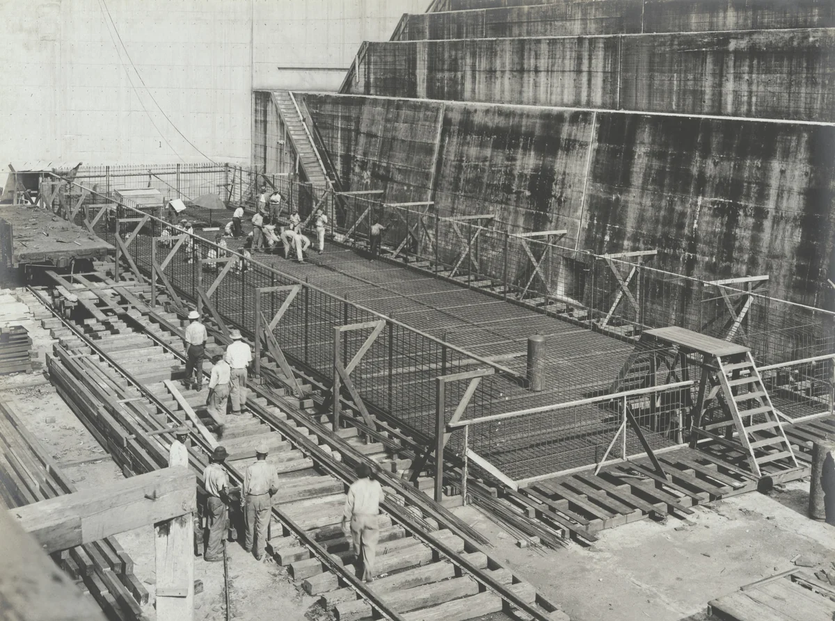 Reinforced Concrete Pontoons. Erection of reinforcing by Unidentified Photographer, photograph, 1915