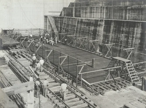 Reinforced Concrete Pontoons. Erection of reinforcing by Unidentified Photographer, photograph, 1915