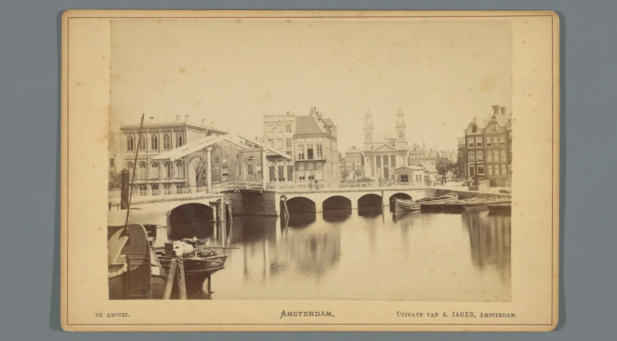 Gezicht op de Blauwbrug in Amsterdam, met op de achtergrond de Mozes en Aäronkerk by anonymous, photograph, 1860-1890