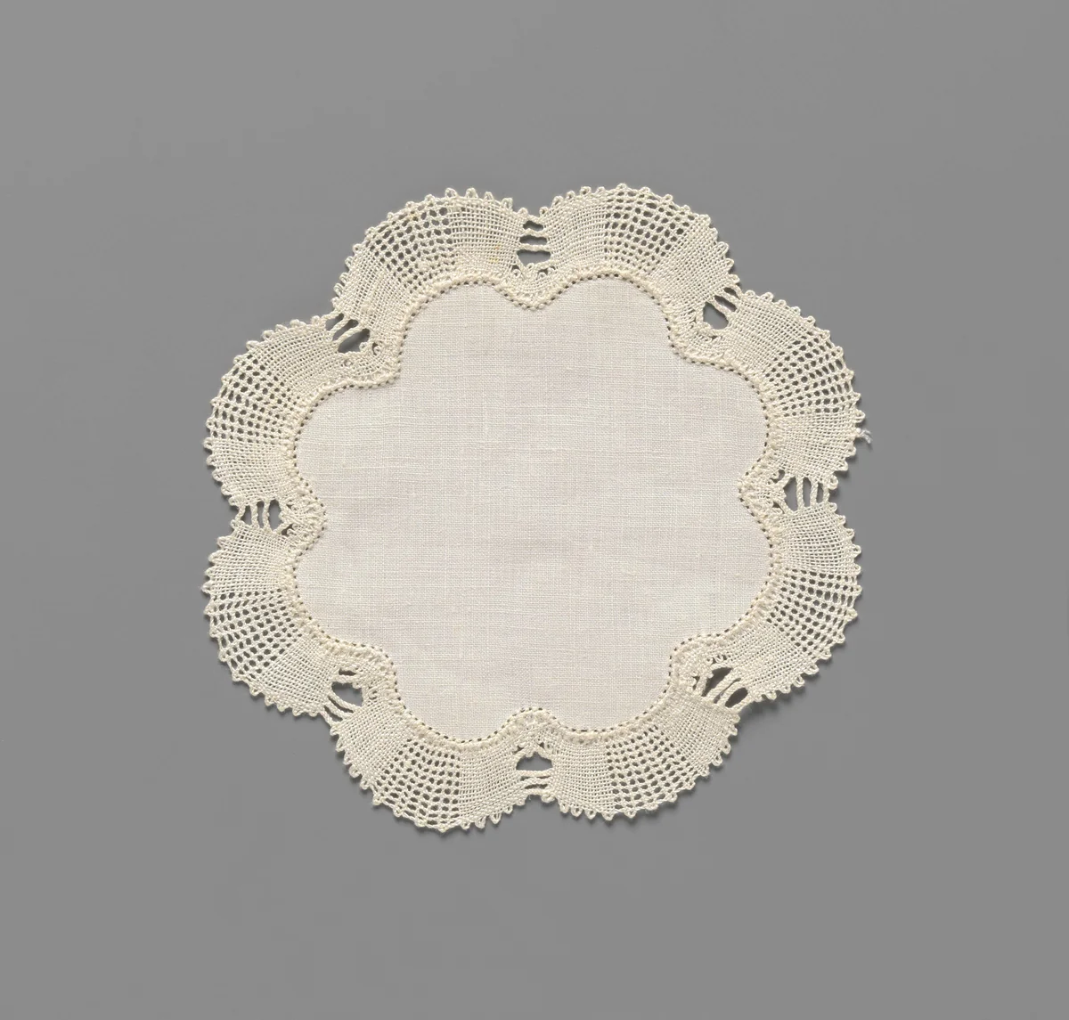 Doily van linnen rozetvormig met acht lobben en rondom een rand kloskant by Molenwiekje, Het, textile, 1925-1949