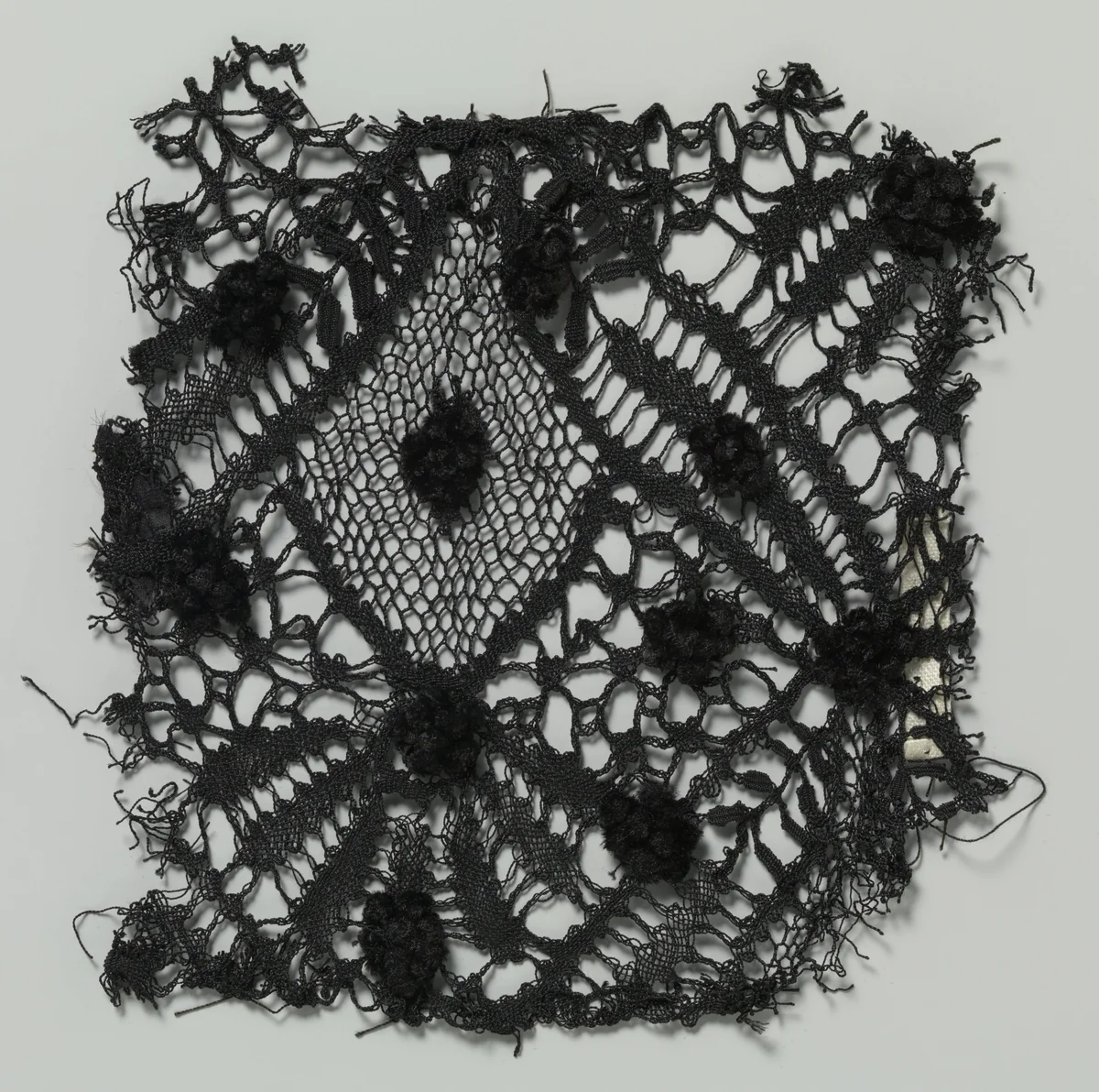 Fragment kloskant met strooipatroon van fluwelen stippen by anonymous, other, 1850-1899