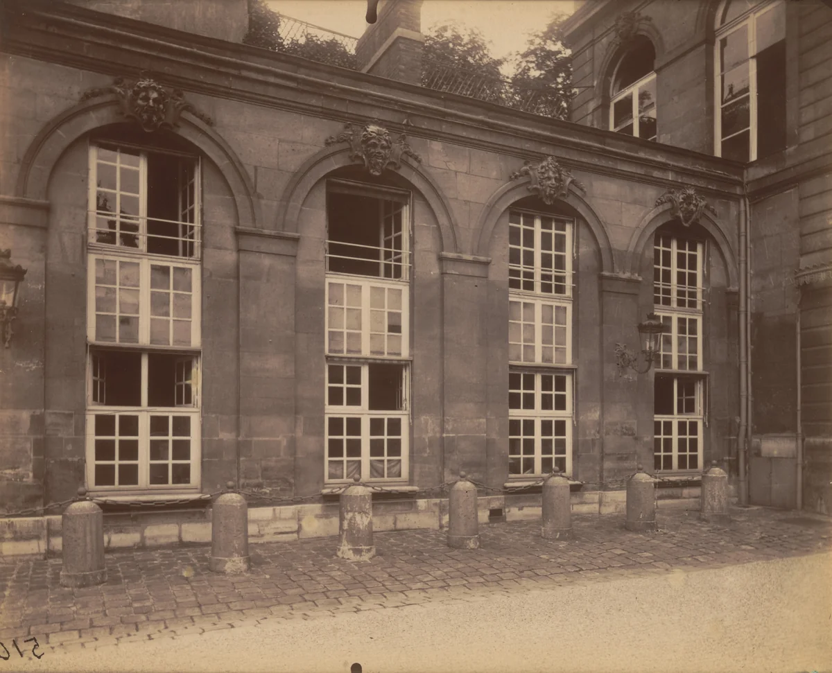 Ambassade d'Autriche, 57 rue de Varenne by Eugène Atget, photograph, 1905