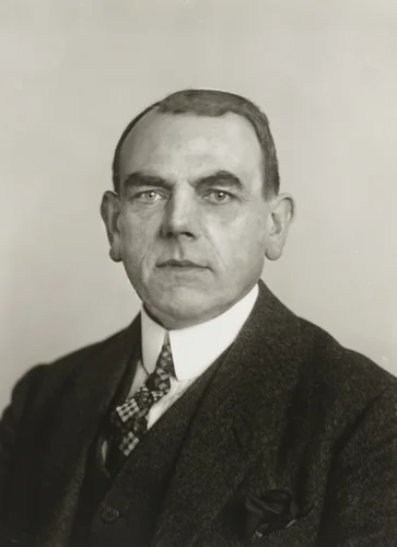Painter [Johannes Greferath] by August Sander, photograph, 1926