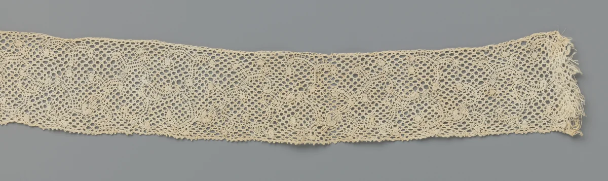 Strook kloskant met zeer ijle rank met c-vormige afsplitsingen en knopjes by anonymous, other, 1700