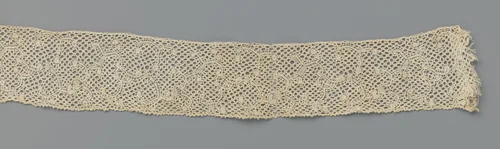 Strook kloskant met zeer ijle rank met c-vormige afsplitsingen en knopjes by anonymous, other, 1700