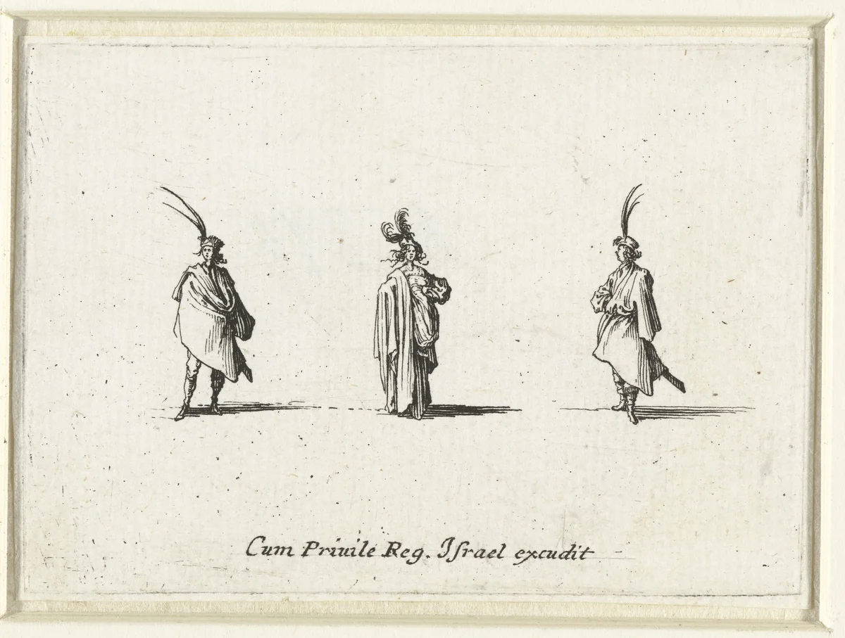 Dame, een mantel over de rechterschouder, van voren gezien, tussen twee heren by Jacques Callot, print, 1633-1635
