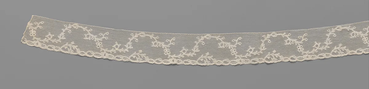 Strook kloskant met doorlopende golvende rank met besjes en vlinder by anonymous, other, 1770-1780